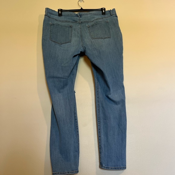 Old Navy Distressed “Curvy Profile” Jeans Size 18 - Picture 4 of 10